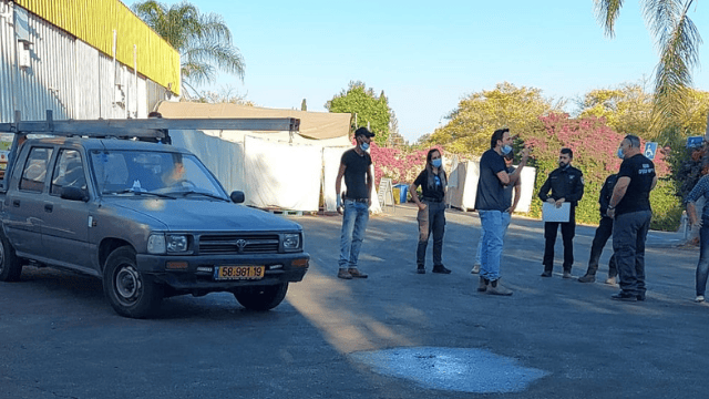 העימות בין בעלי המקום לפקחים