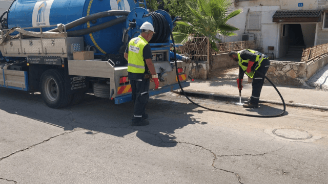 עובדי מניב ראשון מנקים קולטנים ברחבי העיר