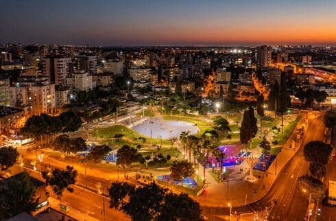 גן המייסדים בשעות הלילה