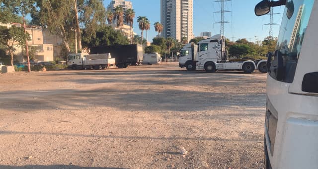 חניון משאיות ברחוב הערמונים, השבוע