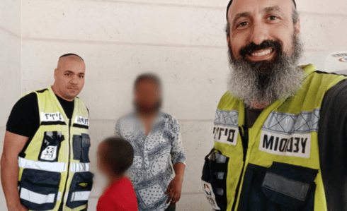 המתנדבים עם הילד ואמו