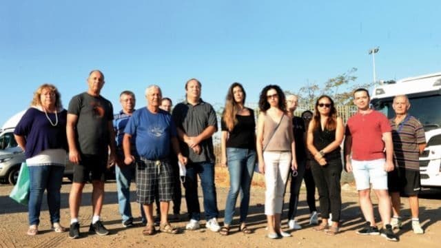 חלק ממשתתפי המחאה בשטח שבו צפוי לקום המרכז