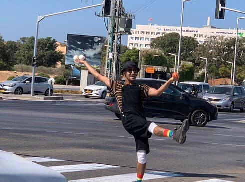 להטוטן הצמתים איתי אלוני לא עוצר. "האספלט רותח והנהגים עצבניים, אבל זה משתלם"