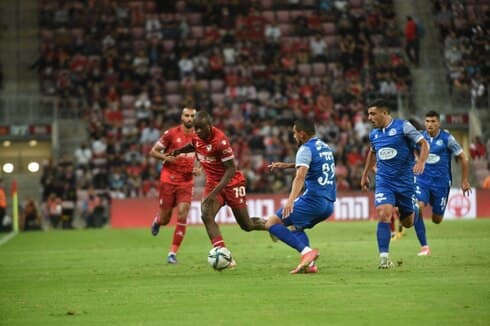 דנילו אספרייה (במרכז) מול שחקני פתח תקווה. לא הצליח להגיע לידי ביטוי במחצית הראשונה