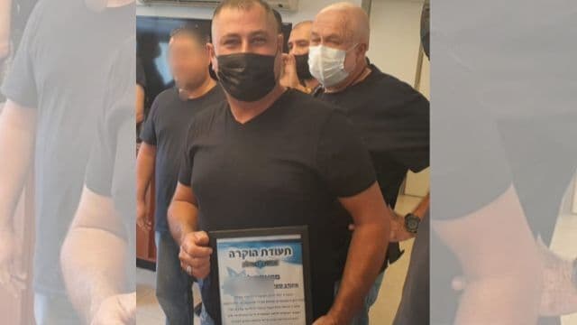 קובי מלכה ז"ל מקבל תעודת הוקרה