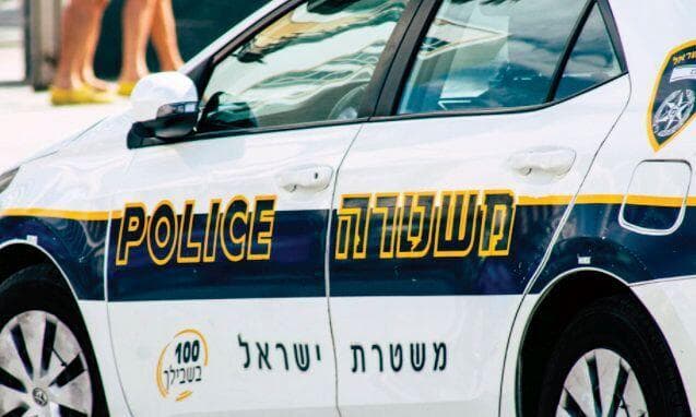 הדבקה בתוך הניידת 