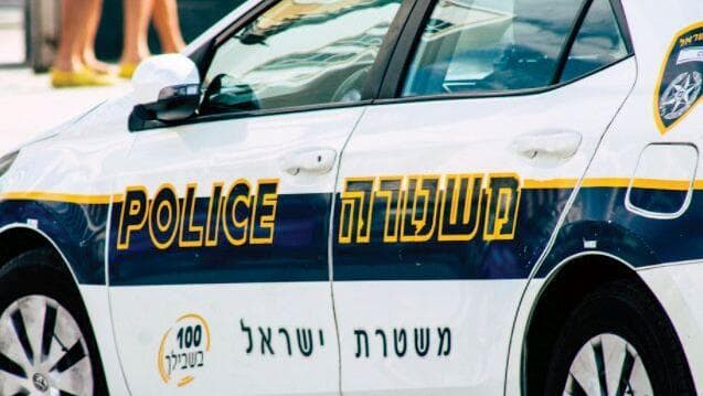 הדבקה בתוך הניידת 