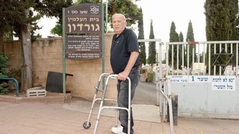 אלי ירדני בכניסה לבית העלמין. "לא יכול ללכת ברגל" אלי ירדני בכניסה לבית העלמין. "לא יכול ללכת ברגל"