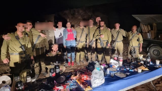 המתנדבים עם הלוחמים