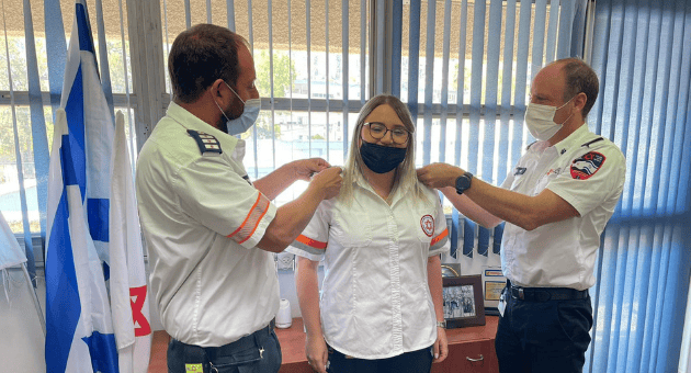 ארז גלר (הימני) מעניק לשרלוט את דרגות הפראמדיק