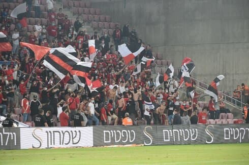 אוהדי הפועל ירושלים ביציע בטרנר. שני אוהדים נעצרו