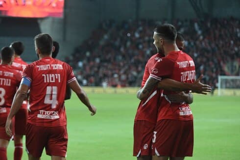 שער בכורה במדים האודמים. רוקאביצה חוגג עם רמזי ספורי