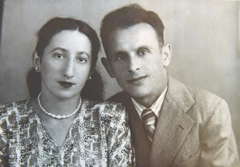 סימיון בצעירותו עם אשתו נחומה