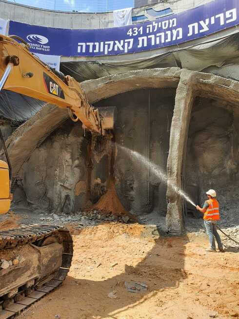 פריצת מנהרת 432