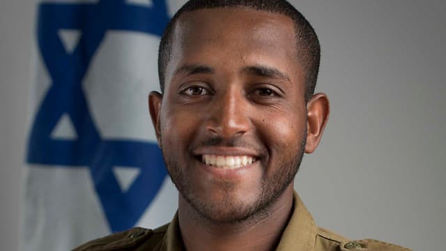 פנטה טרפה בעת קבלת אות ההצטיינות