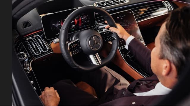 נהג מרצדס מכונית יוקרה - תמונה מותאמת פייסבוק