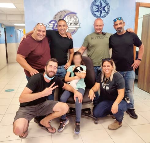 הילדה, הכלבה והבלשים