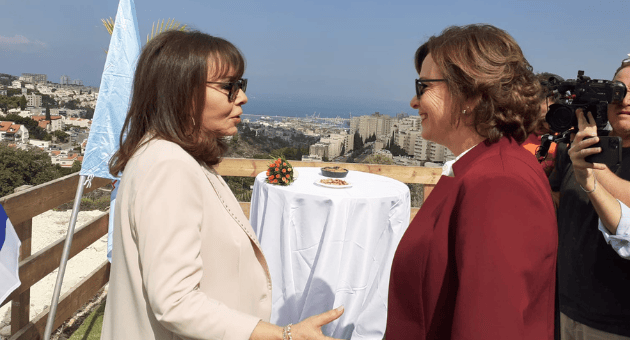 ירדנה ארזי בחיפה עם עינת קליש