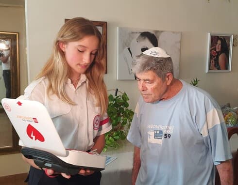 המתנדבת והגבר שהצילה המתנדבת והגבר שהצילה