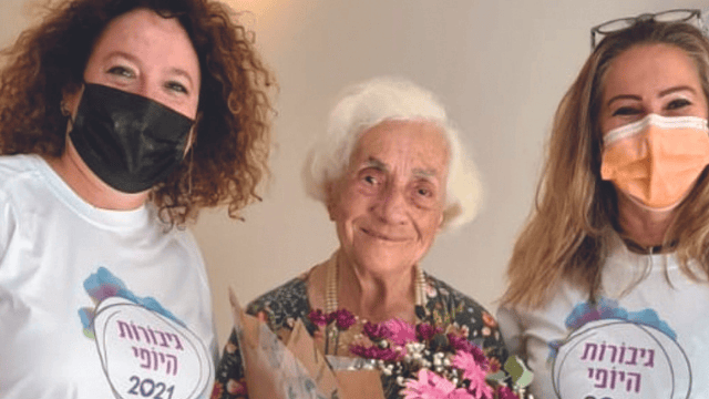 חנה פישלוביץ עם המתנדבות. "אומרים לי 'כל הכבוד'"