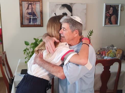 המתנדבת והגבר שהצילה (צילום: דוברות מד"א) המתנדבת והגבר שהצילה