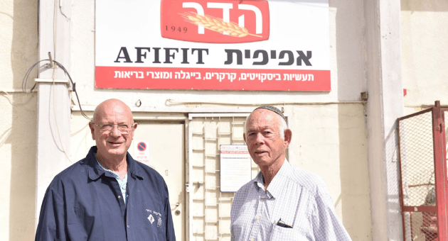 יוסי מרמור (מימין) והמנכ"ל רן כץ עם הביסקוויט