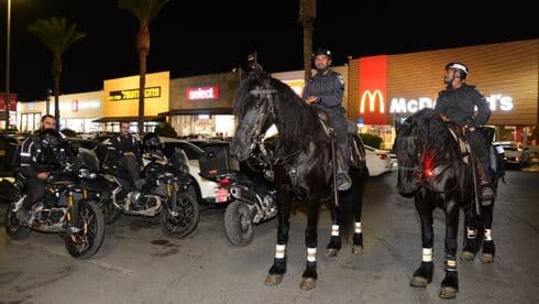 שוטרים ואנשי יס"מ על פרשים. מפטרלים בביג ובאיזורים נוספים בעיר
