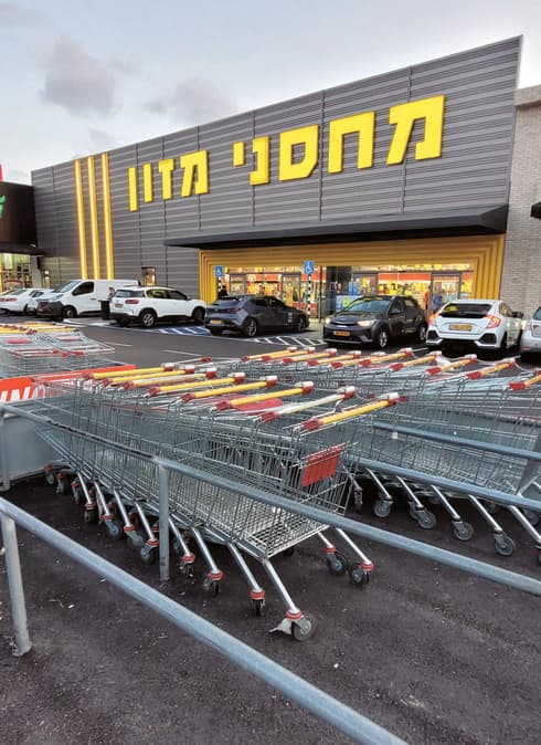 מחסני מזון קרית אתא (צילום: נחום סגל ) מחסני מזון קריית אתא