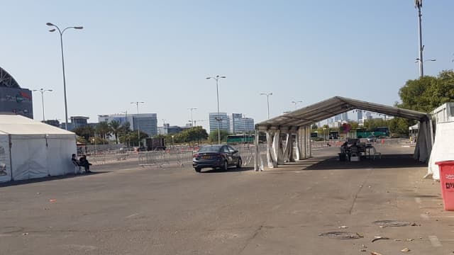 מתחם הבדיקות בסמוך לאצטדיון. מקומות חניה רבים נותרים ללא שימוש