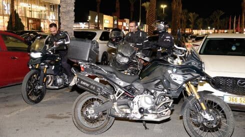 אופנוענים בהכנות לקראת יציאה למרדף