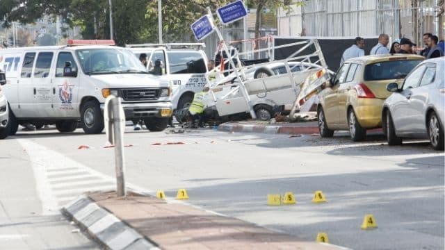 זירת רצח בחולון ליד בית ספר תיכון בעיר