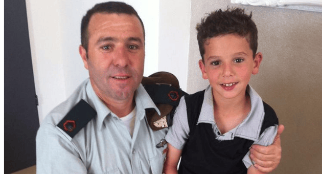 רס"ן אפללו ובנו עילי בילדותו (צילום: פרטי) רס"ן אפללו ובנו עילי בילדותו
