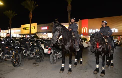 כוחות משטרה מתוגברים ברחובות באר שבע בצל גל הפשיעה ההולך וגובר (צילום: הרצל יוסף) כוחות משטרה מתוגברים ברחובות באר שבע בצל גל הפשיעה ההולך וגובר