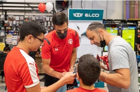 חאתם אלחמיד ואוהדים. בשבת יש לו את נתניה על הראש