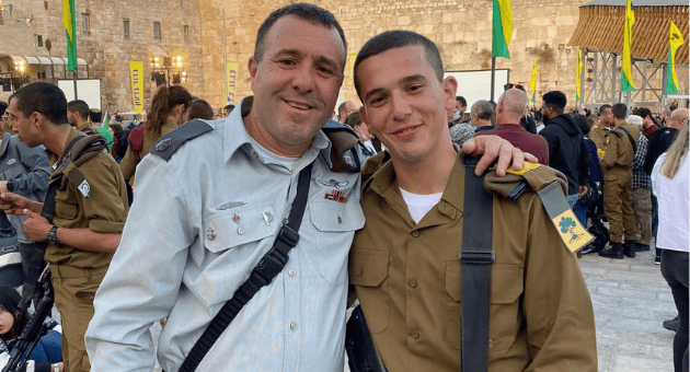 רס"ן דוד אפללו ובנו עילי בטקס ההשבעה רס"ן דוד אפללו ובנו עילי בטקס ההשבעה
