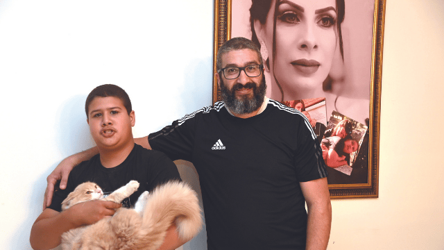 עומר ובנו. "אמא תקומי ישנת מספיק" (צילום: יאיר שגיא) עומר ובנו. "אמא תקומי ישנת מספיק"