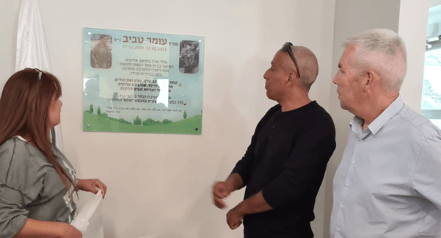 ראש המועצה איציק חולבסקי וההורים השכולים