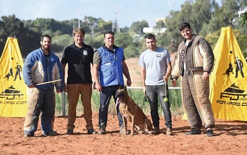 צ'יף הכלב עם חברי הקבוצה. "כל היום זה סביבו" 