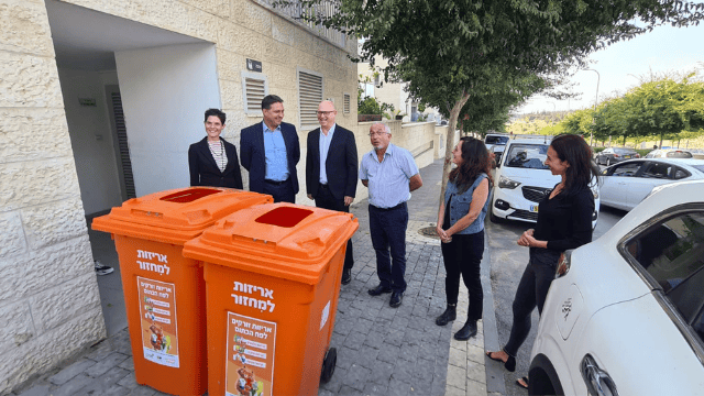 חונכים את הפחים הכתומים בשכונת הכרמים
