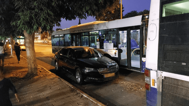 הרכב של רמי גרינברג חונה בתחנת אוטובוס בהדר גנים