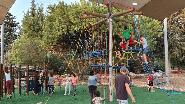 מתקני החבלים בפארק