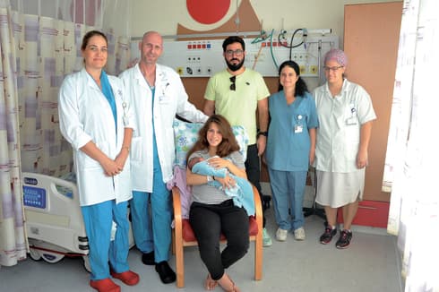 "כבר באותו יום עמדתי על הרגליים". מעין אטיאס והתינוקת גפן "כבר באותו יום עמדתי על הרגליים". מעין אטיאס והתינוקת גפן