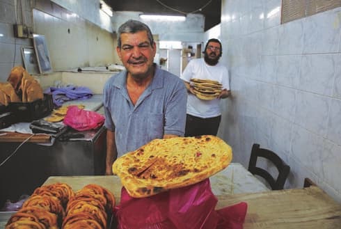 פיתות עבות וריחניות במאפיית סלמן