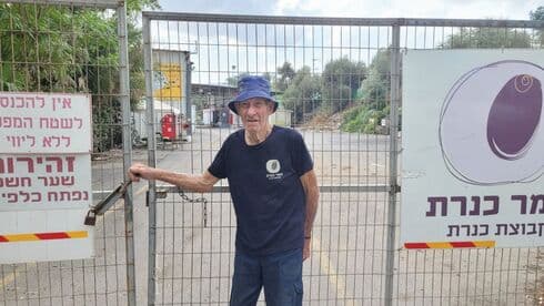 בן ציון (בנץ) אופיר על רקע המפעל הסגור. "מאוד מאוכזב" 