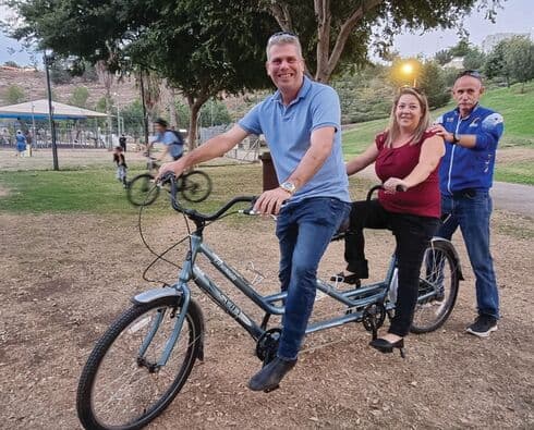 עמיעד טאוב על אופני "טנדם"