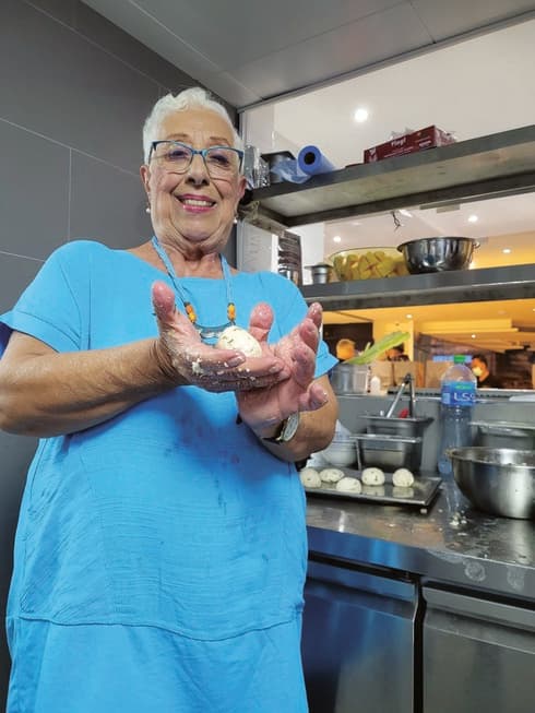 מרסל לוי מכינה את הקובות