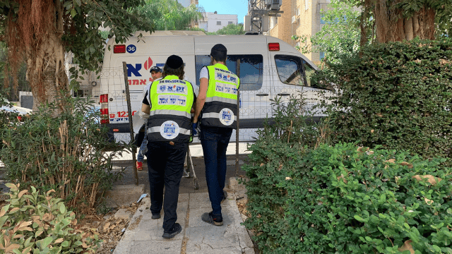 צוות זק"א בזירה שברחוב רוטשילד