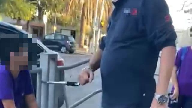 המאבטח והילד בסמוך לשער בית ספר