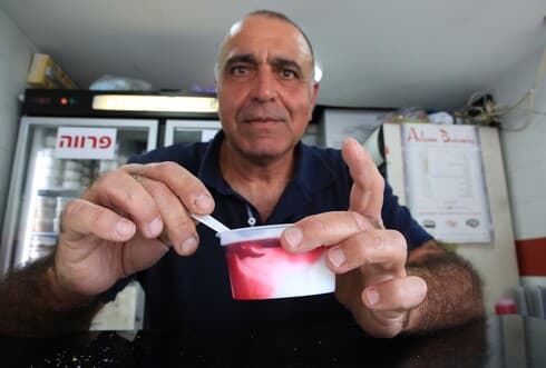 משפחתו של אדם אליעזר מוכרת בדוכן קטן באור יהודה מלבי, בווריה, רוזטה ופלודה 