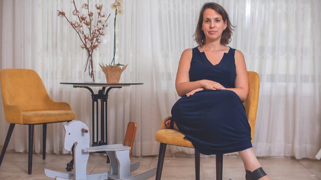 הדר לביא השבוע בביתה. "אוי ואבוי אם הבן שלי היה מתנהג רבע מהתנהגות כזו" (צילום: אלי דסה) הדר לביא השבוע בביתה. "אוי ואבוי אם הבן שלי היה מתנהג רבע מהתנהגות כזו"